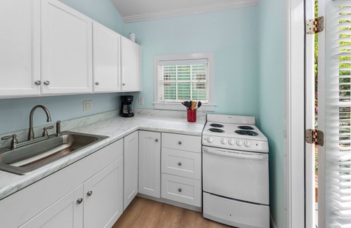 Old Town Cottage | ~ROYAL POINCIANA COTTAGE~ Come and indulge yourself in some KW sunshine!