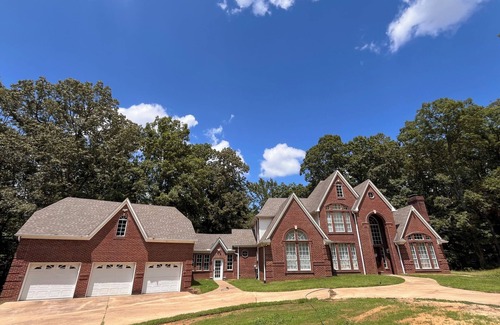 Royal Oaks House | Royal Rebel Retreat: Charming Basement VRBO in Oxford, MS