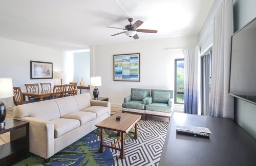 Historic Kailua Village Resort | Royal Sea Cliff Family Resort, 2 OV Pools, Large Lanai, workspace, Ali'i Drive!