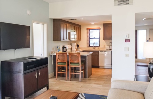 Historic Kailua Village Resort | Royal Sea Cliff Family Resort, 2 OV Pools, Large Lanai, workspace, Ali'i Drive!