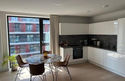 Docklands Apartment | Royal Wharf by the Thames