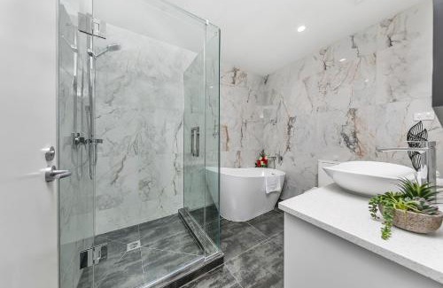 Auckland Central Business District Apartment | Royale Palace - Rooftop Pool &Spa