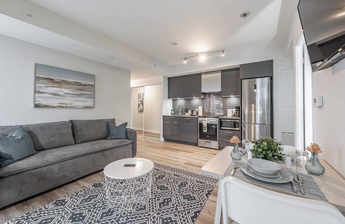 Garden District Apartment | RS Suites - Eaton Centre