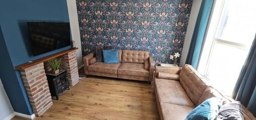 Maidstone House | Ruby Retreat - Entire House - WiFi - 4 Bed - Garden
