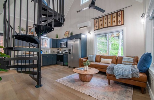 Sylva House | Ruby Ridge - Amazing views, Close to Town, Pet Friendly