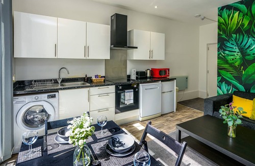 Moseley Apartment | Ruby Suite Moseley Mews by StayStaycations