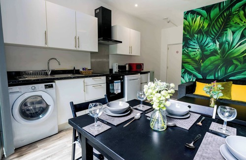Moseley Apartment | Ruby Suite Moseley Mews by StayStaycations