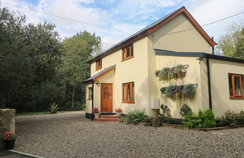 Haverfordwest House | RUDBAXTON WATER, pet friendly, with hot tub in Haverfordwest