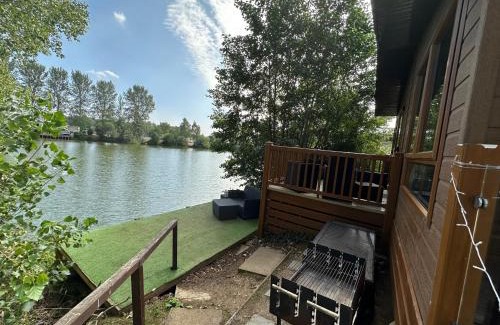 Tattershall House | Rudd lake Luxury lakeside lodge with fishing & hot tub@Tattershall