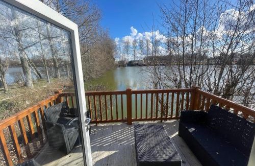 Tattershall House | Rudd lake Luxury lakeside lodge with fishing & hot tub@Tattershall