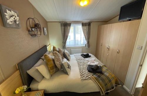 Tattershall House | Rudd lake Luxury lakeside lodge with fishing & hot tub@Tattershall