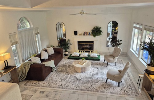 Raisin House | Rudraksha-Five Bed Home, NE Fresno,Sleeps 10,Shopping,Dining,Tourist Attractions