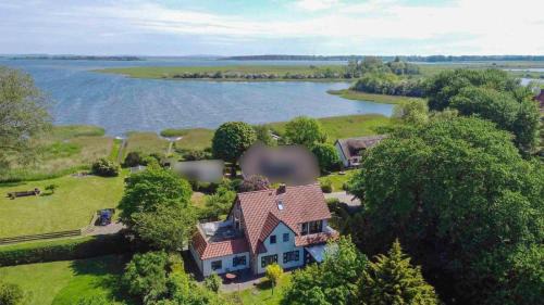 Zudar Apartment | Ruegenbrise-mit-Seeblick-Fewo-OG