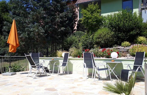 Mainstockheim Apartment | Ruhige Ferienwohnung mit Sonnenterrasse und Pool im Weinort Mainstockheim