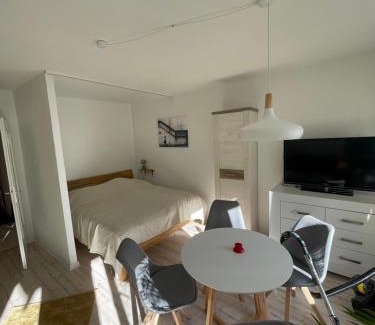Vorderer Westen Apartment | Ruhige Wohnung mit Parkplatz, charmantes Viertel
