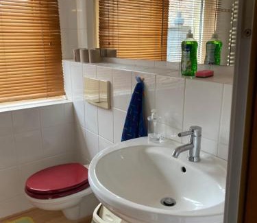 Mittelmeiderich Apartment | Ruhiges ganzes Apartment zwei Zimmer Küche Gresses Bad 45 m