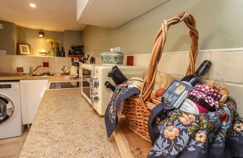 Tewkesbury Cottage | RUNNYMEDE, pet friendly, character holiday cottage in Tewkesbury