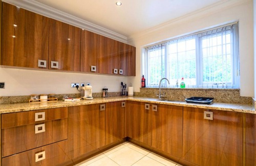 Marston Green House | Runway House with Balcony, 3 Bathroom near HS2 JLR NEC