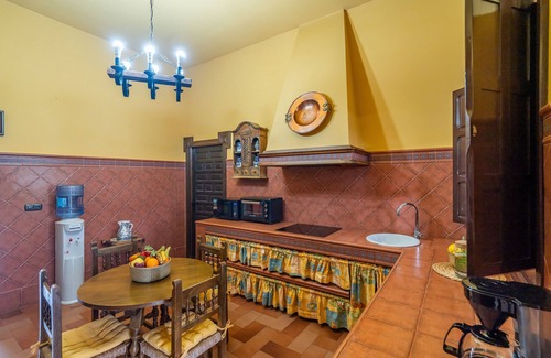 Marchena House | Rural Holiday Home 'Azahares De Marchena' with Pool, Wi-Fi and Air Conditioning