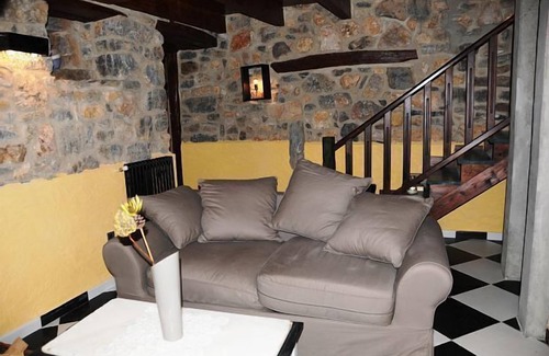 Villafeliz de Babia Cottage | Rural house Between Babia and the moon Stars for 4-6 people