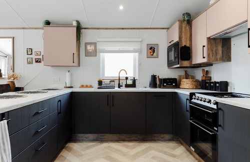 Ryde Cabin | Rural Lodge - Sleeps 4 - Parking - Fishing Lake