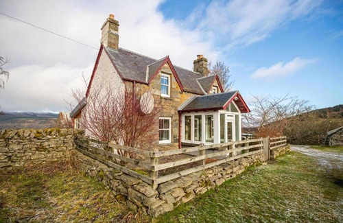 Aberfeldy Cottage | Rural retreat with 3 double bedrooms. Access via 1 mile of bumpy farm track.
