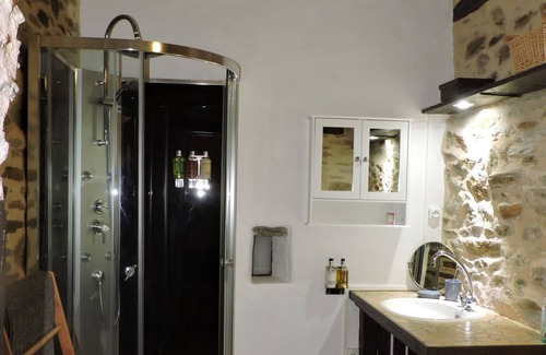 Chalais Cottage | Rural Retreat with Hot Tub