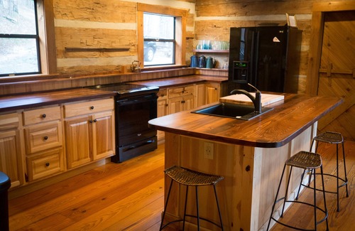 Dahlonega Cabin | Rushing River Log Cabin in Georgia Mountain Wine Country Near Dahlonega
