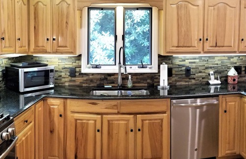 Franklin House | Rushing Water, Hot Tub, Big Deck, Firepit, Hiking, National Forest & Wi-Fi