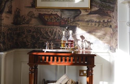 Godalming Villa | Ruskin Manor - Eight Bedroom Villa, Sleeps 15