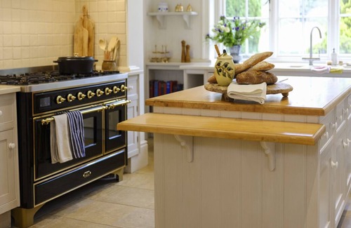 Godalming Villa | Ruskin Manor - Eight Bedroom Villa, Sleeps 15