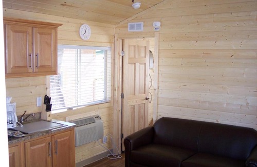 Cloverdale Resort | Russian River Camping Resort Cottage 7