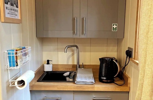 Spalding House | Rustic 1BD Hut Retreat with Hot Tub and Countryside