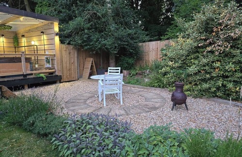 Spalding House | Rustic 1BD Hut Retreat with Hot Tub and Countryside