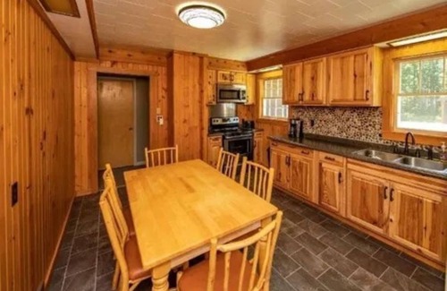 Land O Lakes Cabin | Rustic 3-bedroom Cabin in Forest Lodge on High Lake