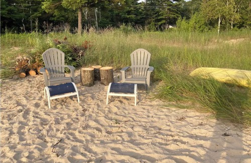 Menonaqua Beach Cottage | Rustic 5-bedroom cottage with private beach near Harbor Springs