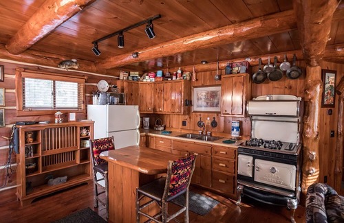 Hayward Cabin | Rustic and Charming one Bedroom cabin. Upgraded pontoon!