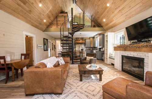 Hendersonville Cabin | Rustic Awesome 4BR Lodge w/Game Room & Fire Pit