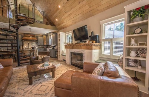 Hendersonville Cabin | Rustic Awesome 4BR Lodge w/Game Room & Fire Pit