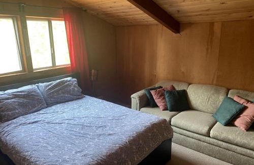 Sisters House | Rustic Cabin Rental near Hoodoo Ski Area and the Deschutes River in Sisters, Oregon