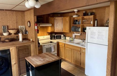 Sisters House | Rustic Cabin Rental near Hoodoo Ski Area and the Deschutes River in Sisters, Oregon