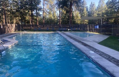 Sisters House | Rustic Cabin Rental near Hoodoo Ski Area and the Deschutes River in Sisters, Oregon