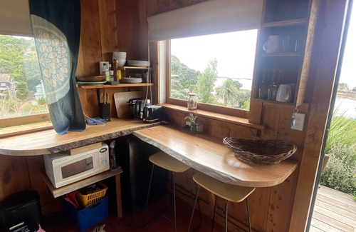 Waiheke Island Cabin | Rustic cabin, sea views, deck, bbq, kayak/SUP, wifi, 2 mins walk to beach, pets
