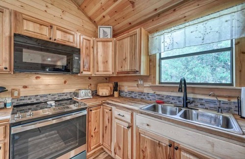 Fredericksburg Cabin | Rustic Cabin With Firepit and Grill - 10 Mins to Main St