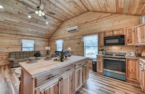Fredericksburg Cabin | Rustic Cabin With Firepit and Grill - 10 Mins to Main St