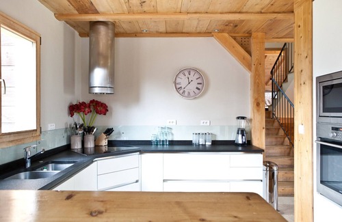 Les Praz-de-Chamonix Ski Chalet | Rustic Chalet with Hot Tub & Sauna