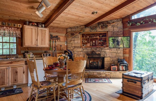 Gatlinburg - Pigeon Forge Cabin | Rustic Charm by Jackson Mountain Rentals