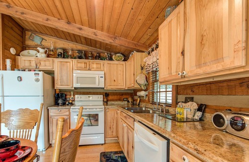 Gatlinburg - Pigeon Forge Cabin | Rustic Charm by Jackson Mountain Rentals