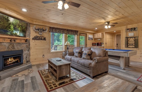 Gatlinburg - Pigeon Forge Cabin | Rustic Charm by Jackson Mountain Rentals