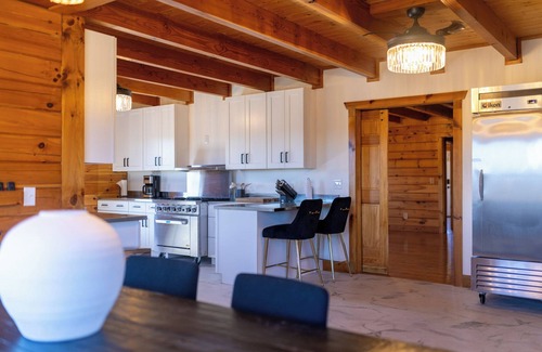Gallatin Cabin | Rustic Charm Meets Modern Comfort – Cozy 3-Bedroom Retreat in Gallatin